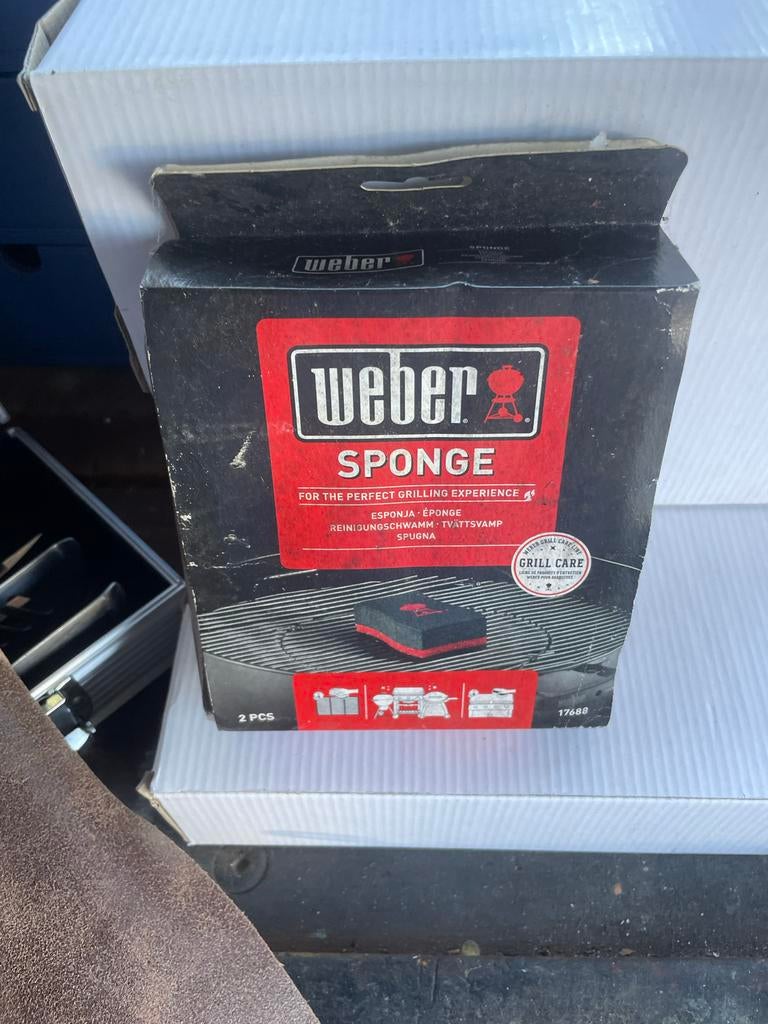 BBQ garnituur: schort, grillmatten, schoonmaakspons, Ophalen of Verzenden, Zo goed als nieuw