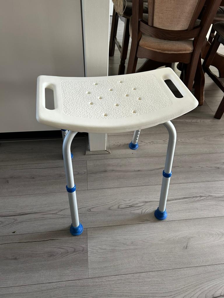 Verstelbaar douche krukje, Diversen, Verpleegmiddelen, Ophalen of Verzenden, Gebruikt