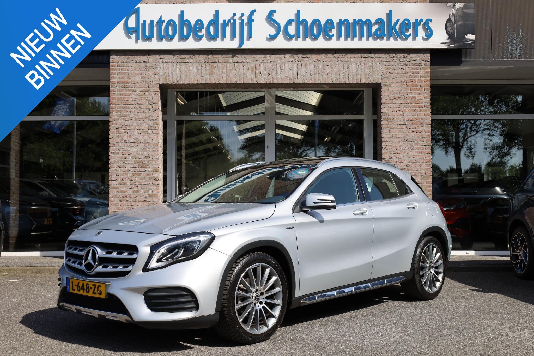Mercedes-Benz GLA-klasse 180 AMG Night Upgrade PANO TREKHAAK, Gebruikt, 4 cilinders, 715 kg, Leder en Stof