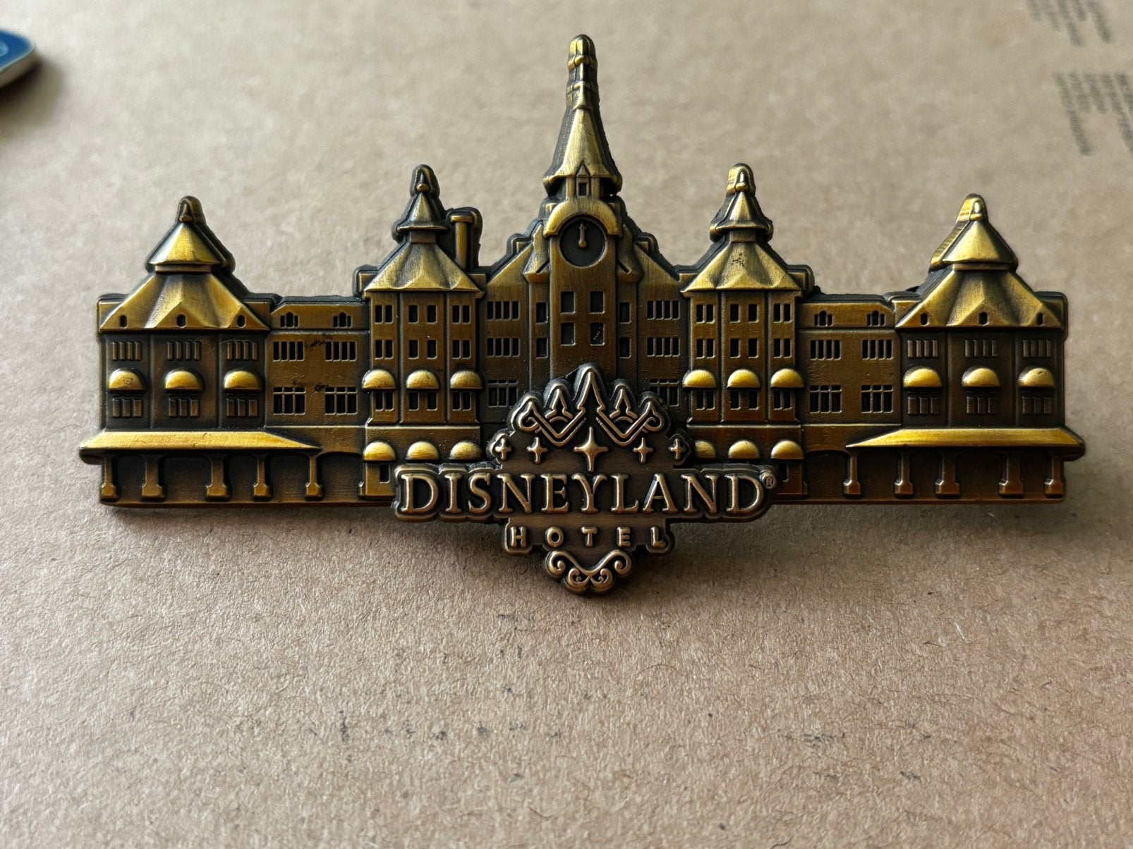 Disney pin Disneyland Parijs hotel limited edition, Verzamelen, Disney, Ophalen of Verzenden, Overige figuren, Zo goed als nieuw