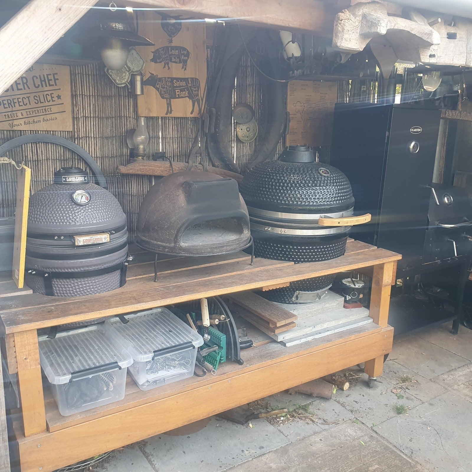 buiten keuken met 2 kamado bbq's compleet met accessoires, Ophalen, Gebruikt, Met accessoires