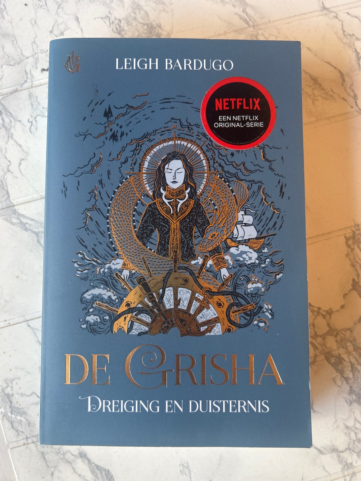 De Grisha: Dreiging en Duisternis - Leigh Bardugo (Netflix), Boeken, Ophalen of Verzenden, Zo goed als nieuw