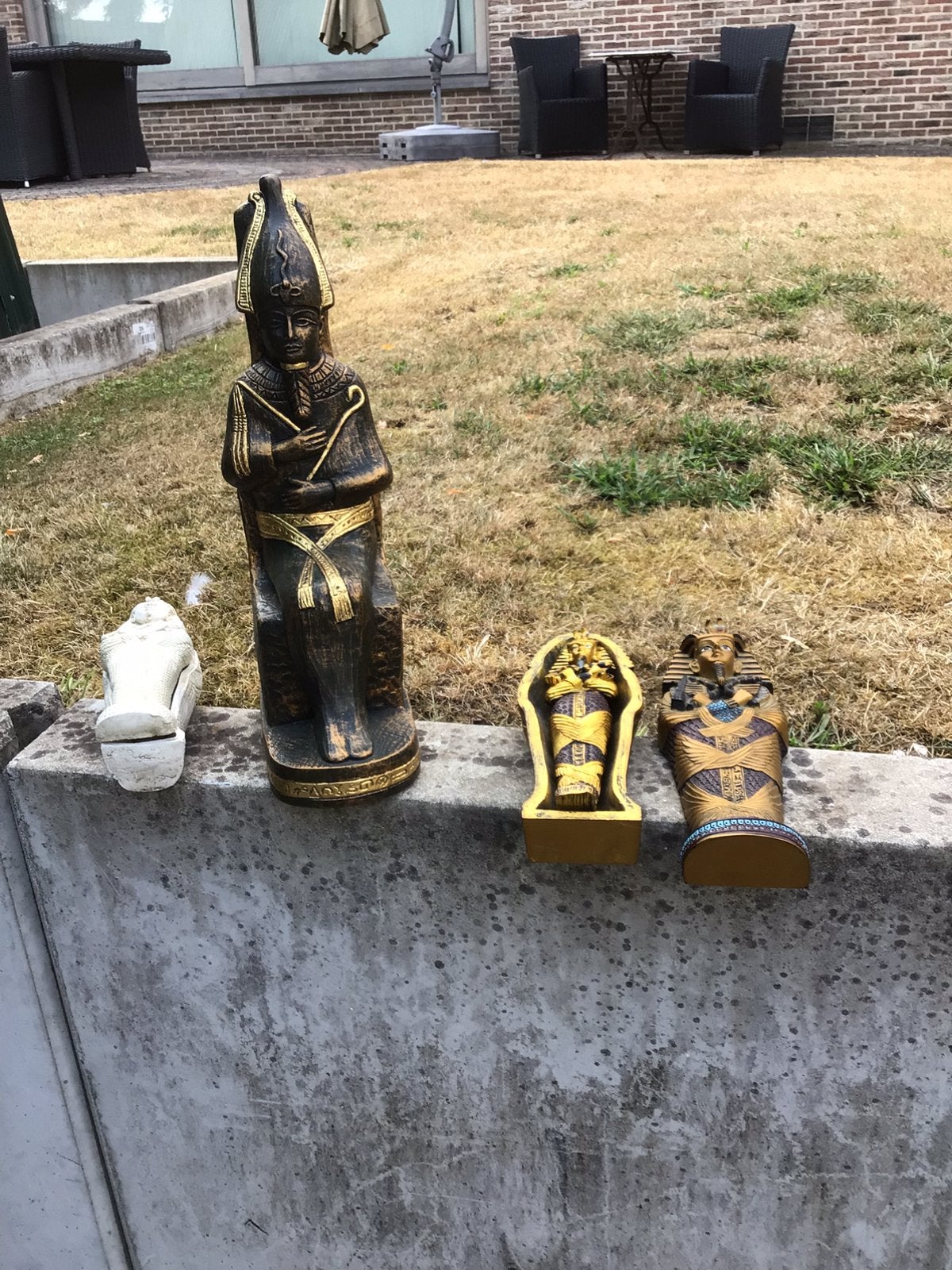 Egyptisch beeld en twee sarcofagen een met mummie, Ophalen