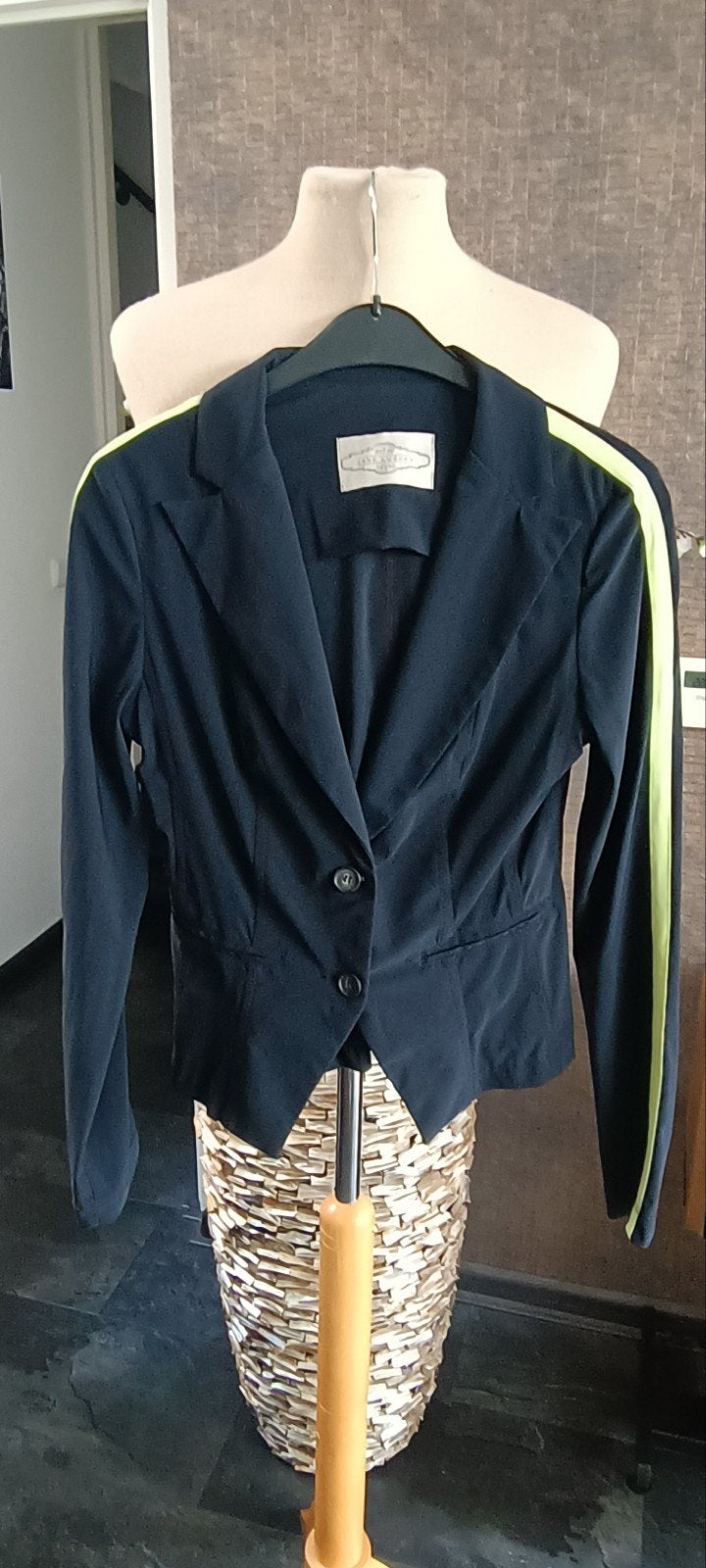 Mooi donkerblauw jasje van travelstof van Jane Lushka mt M, Ophalen, Zo goed als nieuw, Maat 38/40 (M), Blauw
