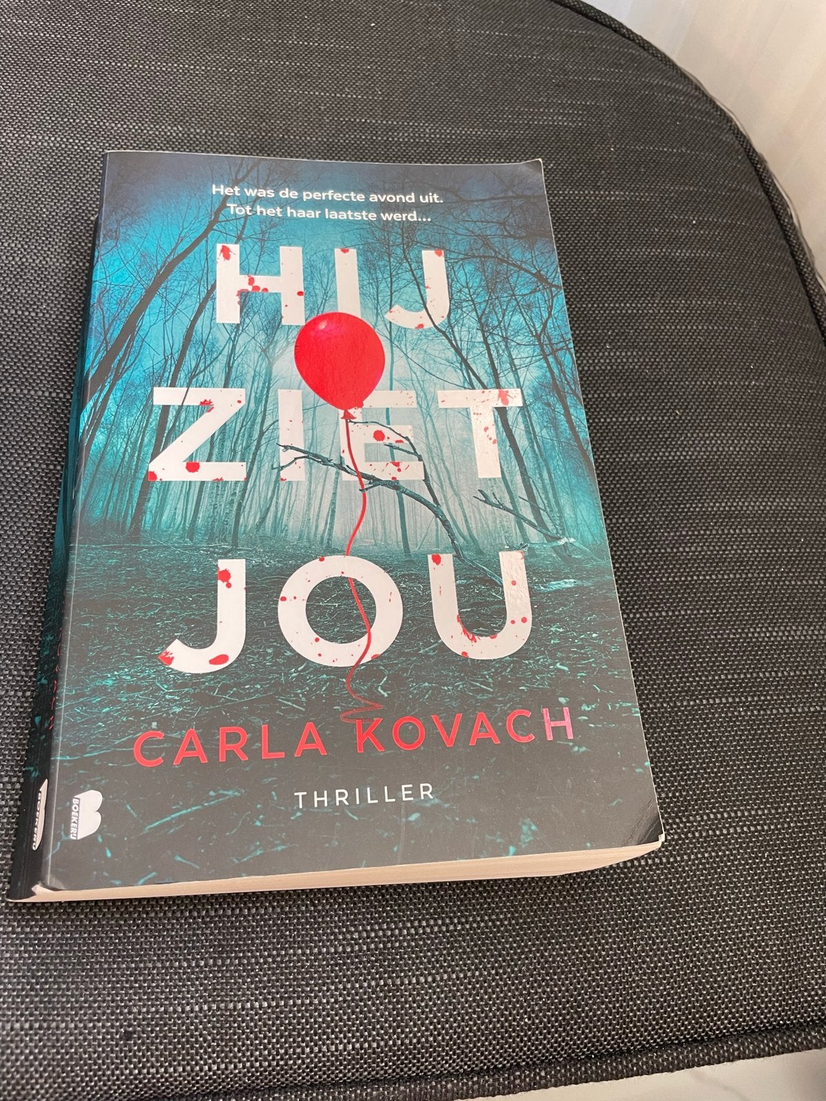 Hij Ziet Jou - Carla Kovach (Thriller), Ophalen of Verzenden, Gelezen