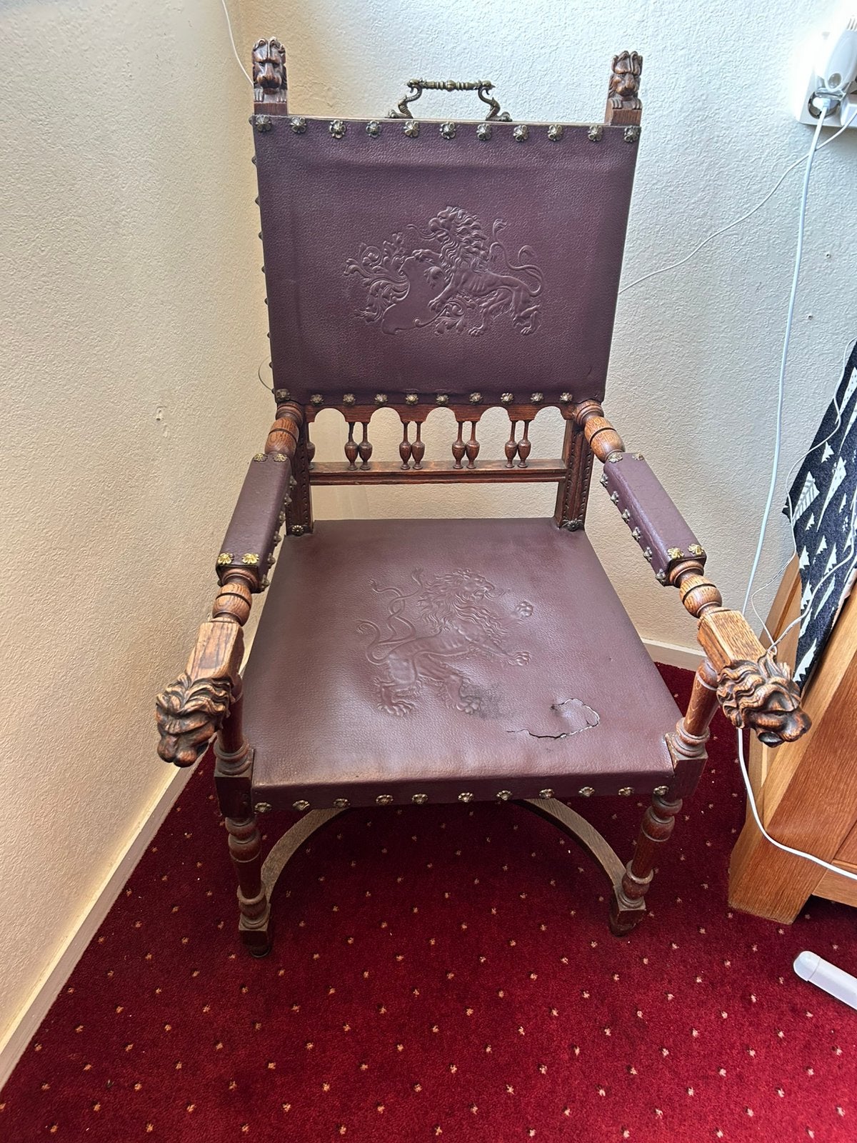 Antieke houten fauteuil in mechelse stijl met leeuwenkop, Antiek en Kunst, Ophalen