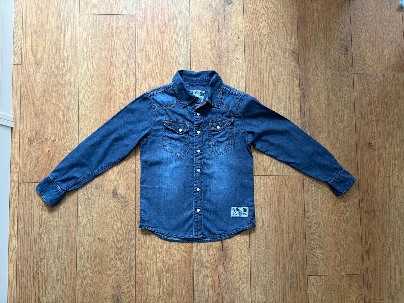 Vingino stoere blauwe spijkerblouse met drukknopen maat 128, Gebruikt, Overhemd of Blouse, Ophalen of Verzenden, Vingino