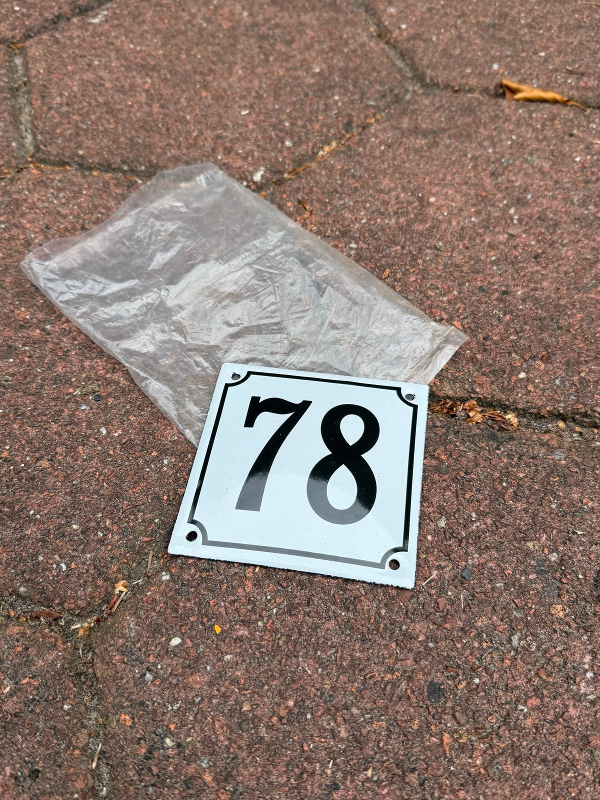 Huisnummerbord 78 - Zwart/Wit Emaille Look, Huis en Inrichting, Zwart, Nieuw, Ophalen of Verzenden, Klassiek