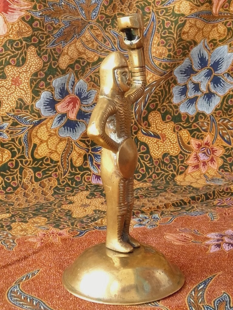 Antieke bronzen kandelaar uit Engeland als een ridder 18 cm., Antiek en Kunst, Antiek | Kandelaars, Ophalen of Verzenden, Koper of Brons