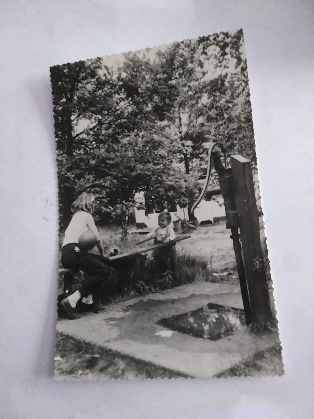 Moeder en kind bij waterpomp, Vakantieoord "DE HERTEKAMP", Ophalen of Verzenden, 1960 tot 1980