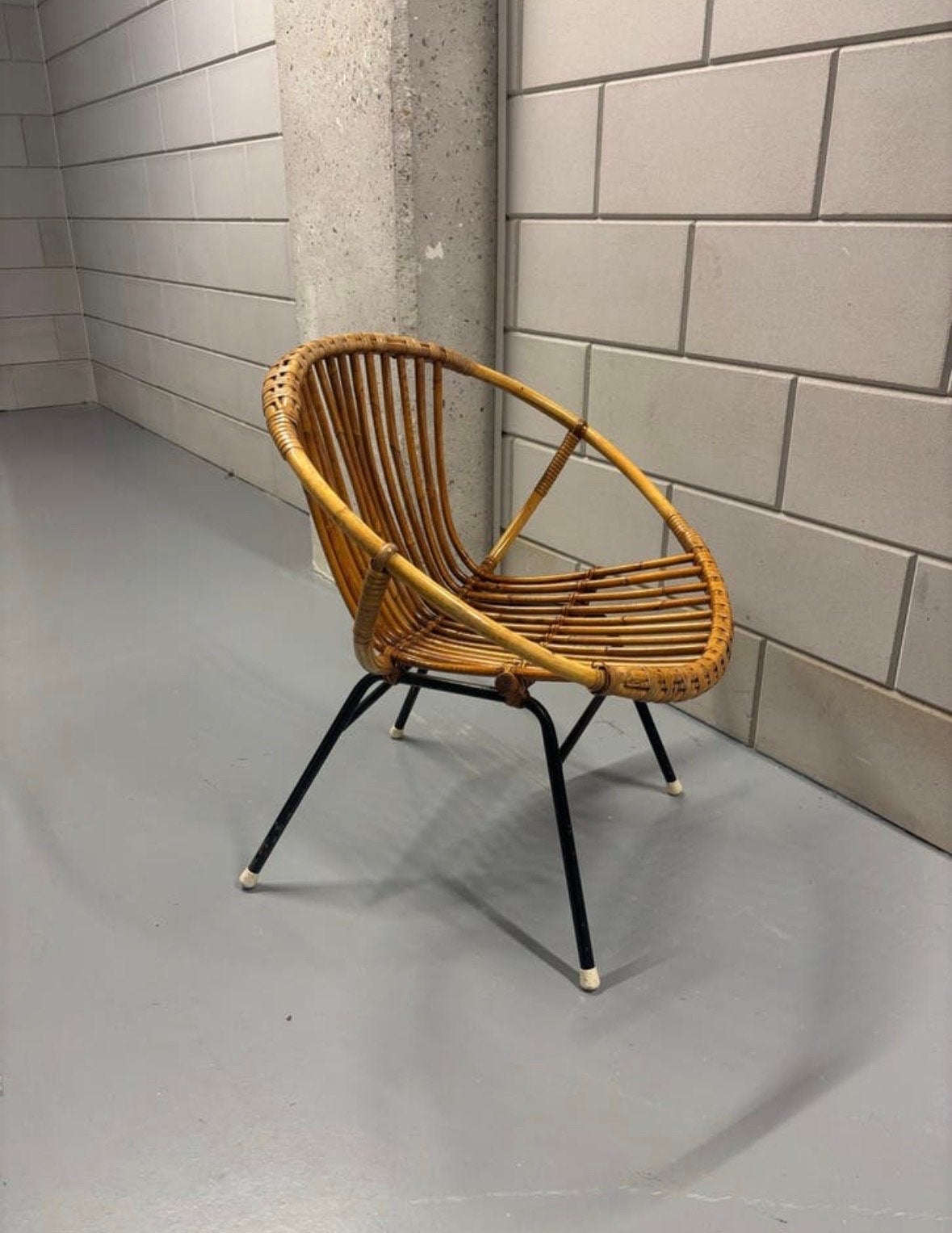 Vintage rotan stoel met metalen poten, Antiek en Kunst, Ophalen