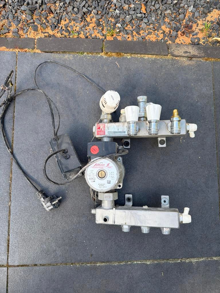 Gebruikte vloerverwarmingsverdeler met pomp, Ophalen, Gebruikt, Minder dan 30 cm, Overige typen