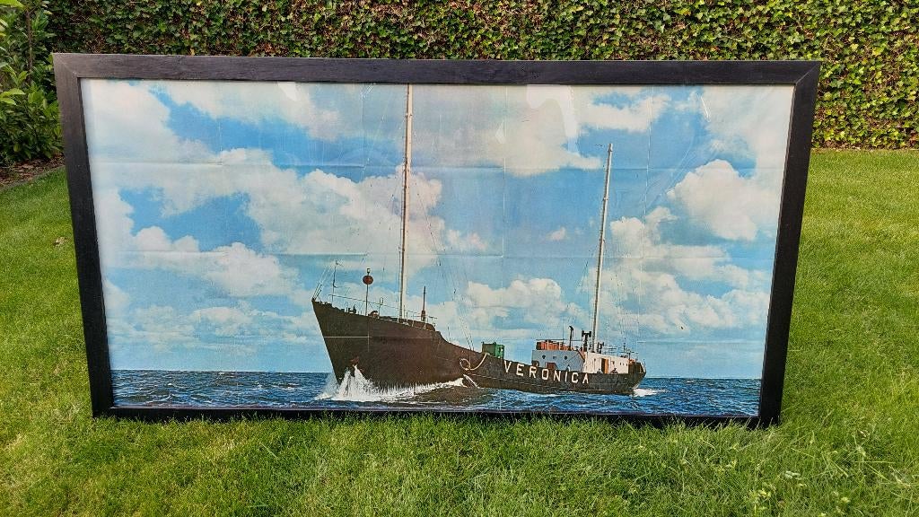 Veronica zendschip poster + omlijsting, Deurposter of groter, Rechthoekig Liggend, Ophalen of Verzenden, Zo goed als nieuw
