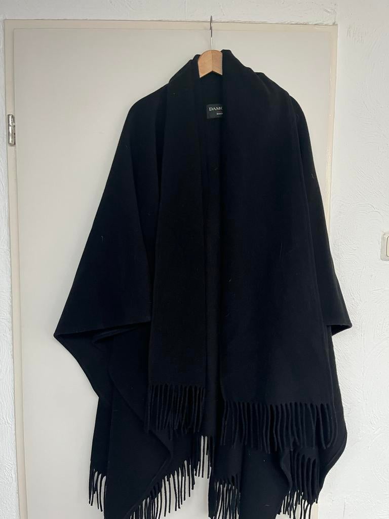 Mooie zwarte wollen cape - Zo goed als nieuw, Kleding | Dames, Ophalen of Verzenden, Zo goed als nieuw, Maat 46/48 (XL) of groter