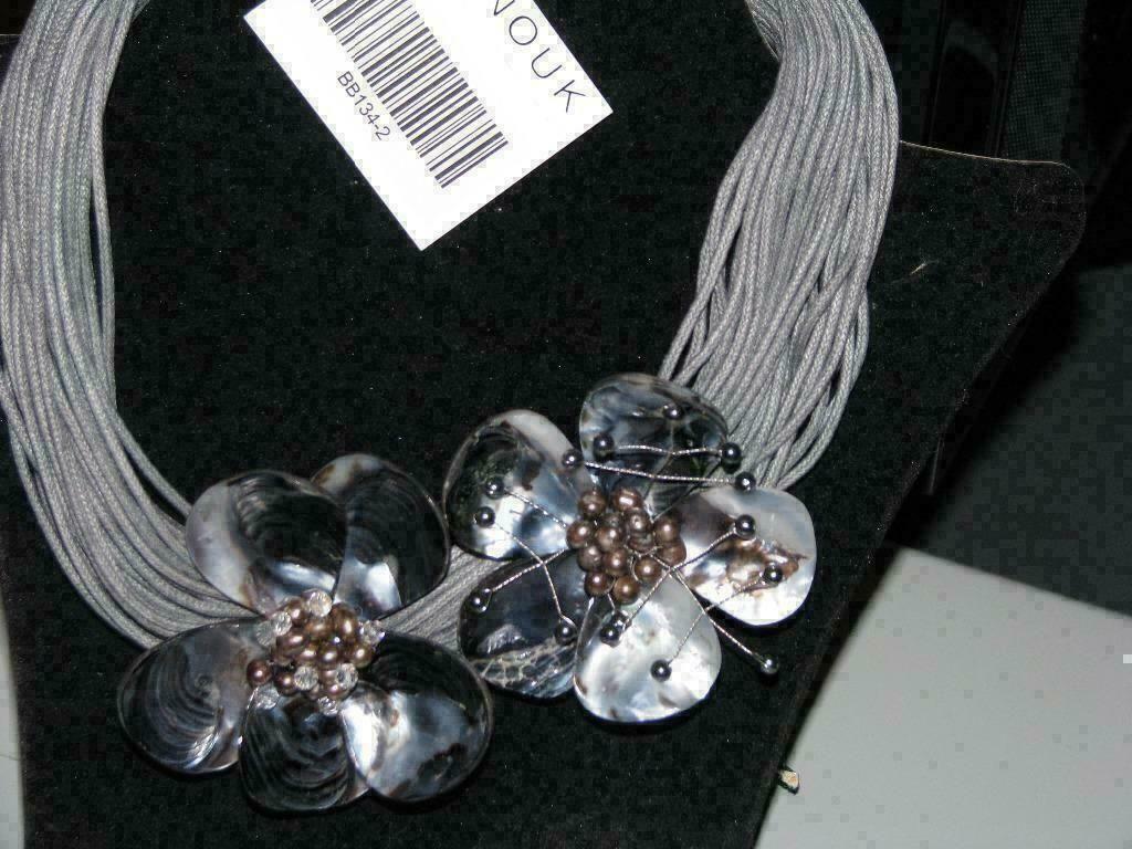 Nieuwe ketting van Manouk, grijs met schelp bloemen., Sieraden, Tassen en Uiterlijk, Kettingen, Ophalen of Verzenden, Nieuw, Grijs