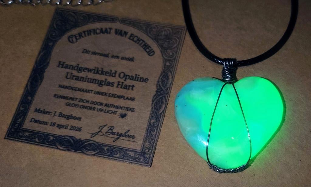 Hand gewikkeld opaline/uraniumglas hart, Nieuw, Ophalen of Verzenden, Groen, Overige materialen