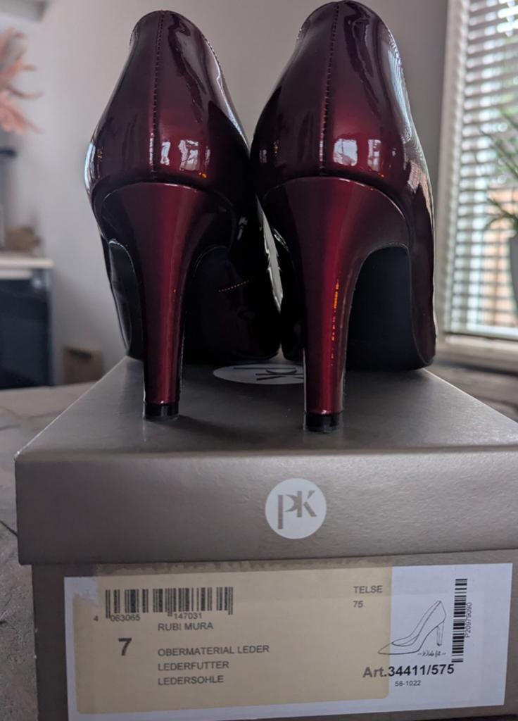Peter Kaiser bordeaux rode lakleren pumps, maat 41, Peter Kaiser, Pumps, Ophalen of Verzenden, Zo goed als nieuw