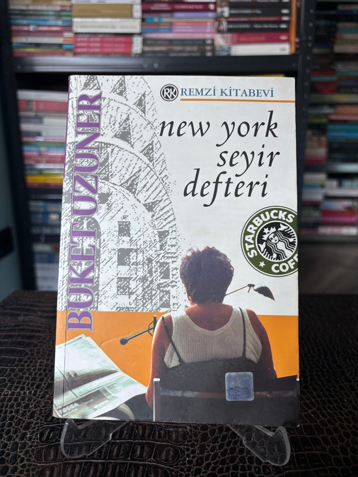 New York Seyir Defteri -  Buket Uzuner, Boeken, Reisgidsen, Ophalen of Verzenden, Reisgids of -boek, Noord-Amerika, Gelezen