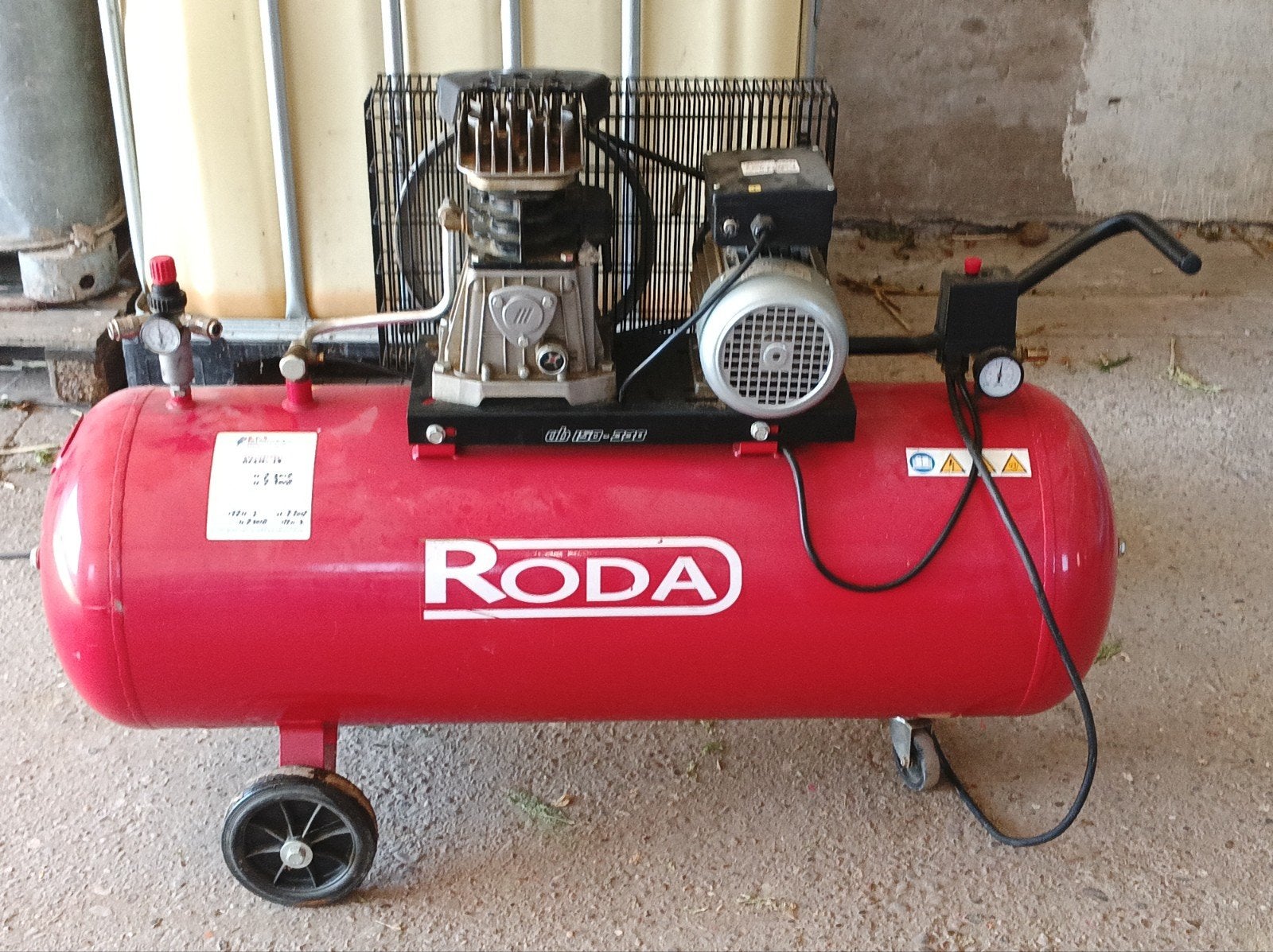 RODA Compressor 230 volt 2.2kW, 150L, 10 bar, 330 l/min, Doe-het-zelf en Verbouw, Compressors, Ophalen, Gebruikt, 25 tot 100 liter