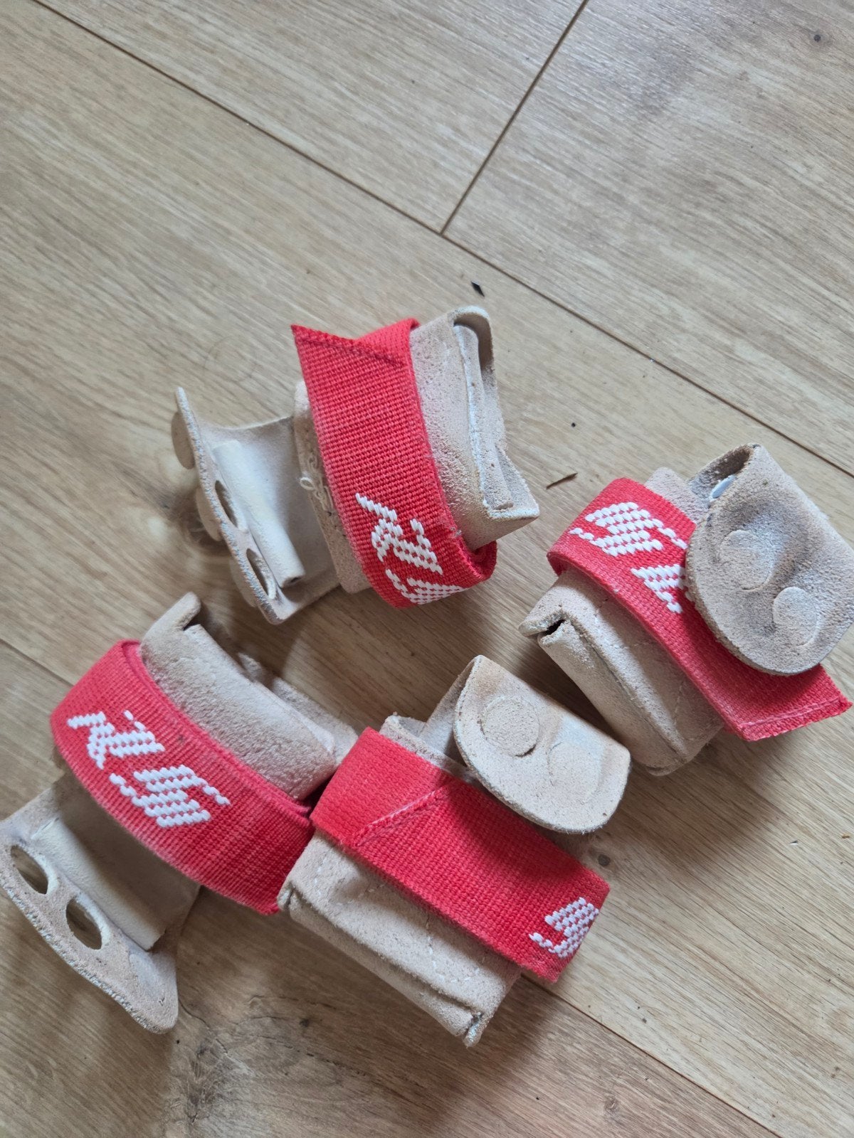 Turnleertjes rood - 2 paar, Sport en Fitness, Turnen, Gebruikt, Materiaal, Maat 36 t/m 42, Ophalen of Verzenden