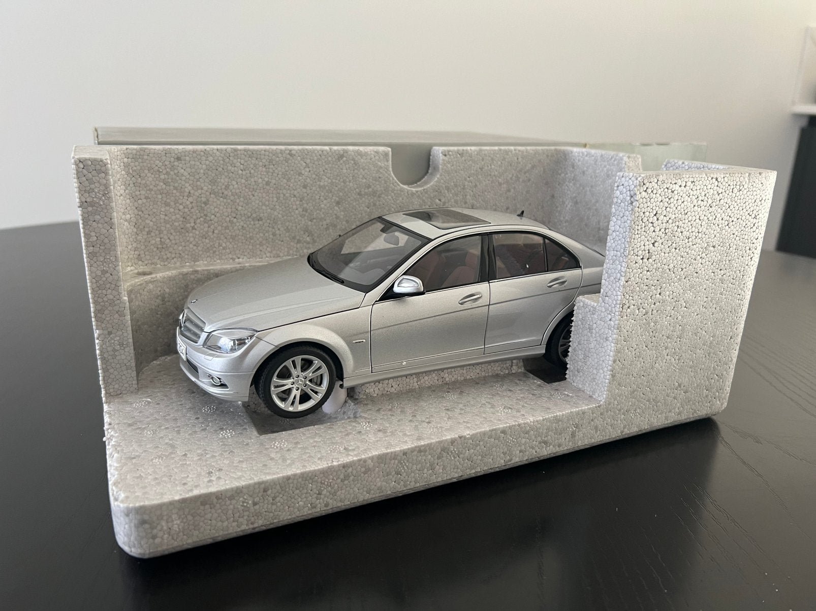 Autoart Mercedes-Benz C-Class Avantgarde W204 silver dealer, Hobby en Vrije tijd, Modelauto's | 1:18, Ophalen of Verzenden, Zo goed als nieuw