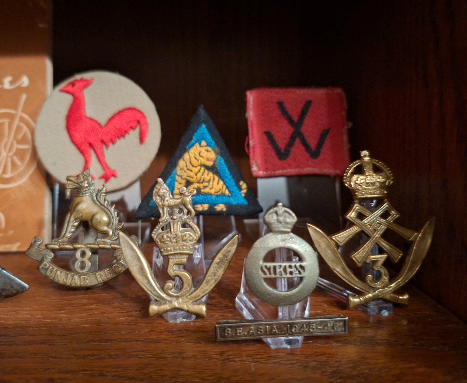Gurkha en India emblemen 1945/46 Indië / bersiap / Gorkhaa, Verzamelen, Verzenden, Landmacht, Azië, Embleem of Badge