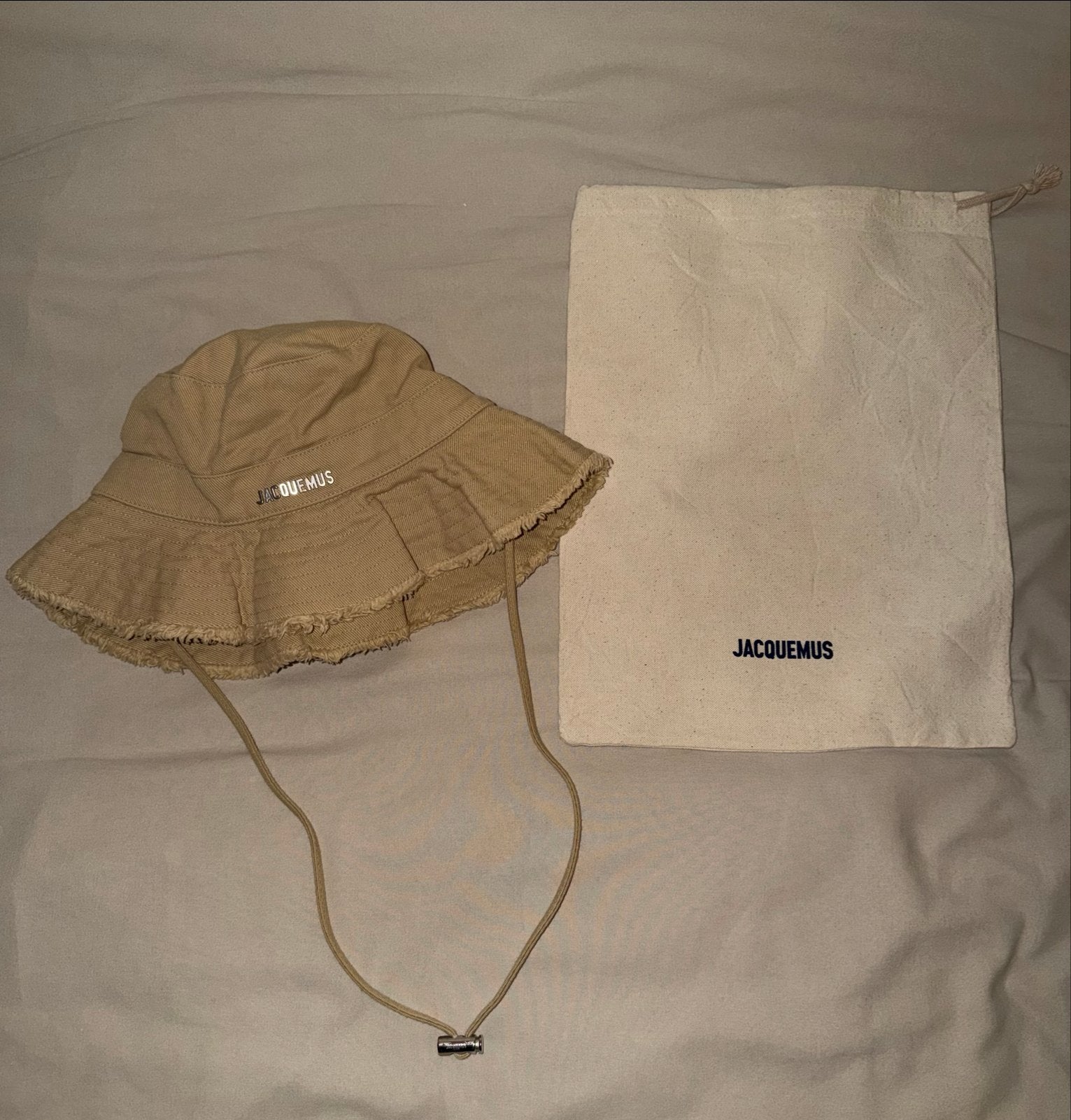 Jacquemus Bob Hoed - Beige met trekkoord, Ophalen, Zo goed als nieuw, 58 cm (L, 7¼ inch) of meer, Hoed