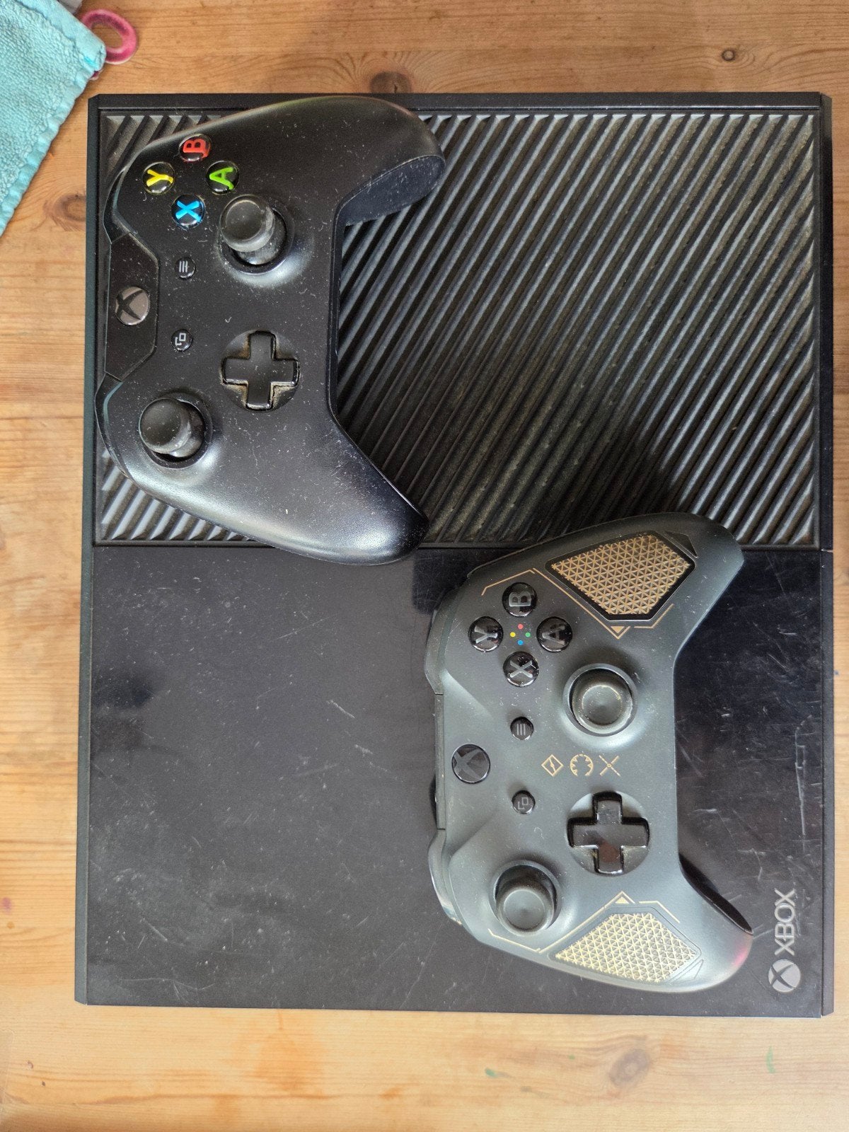 Xbox One met twee controllers - Gebruikt, Ophalen of Verzenden, Gebruikt