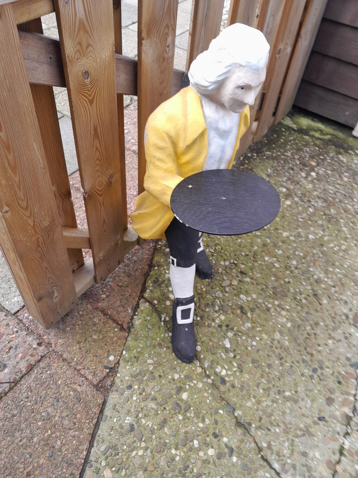 Decoratieve butlerfiguur van papier-maché, Ophalen