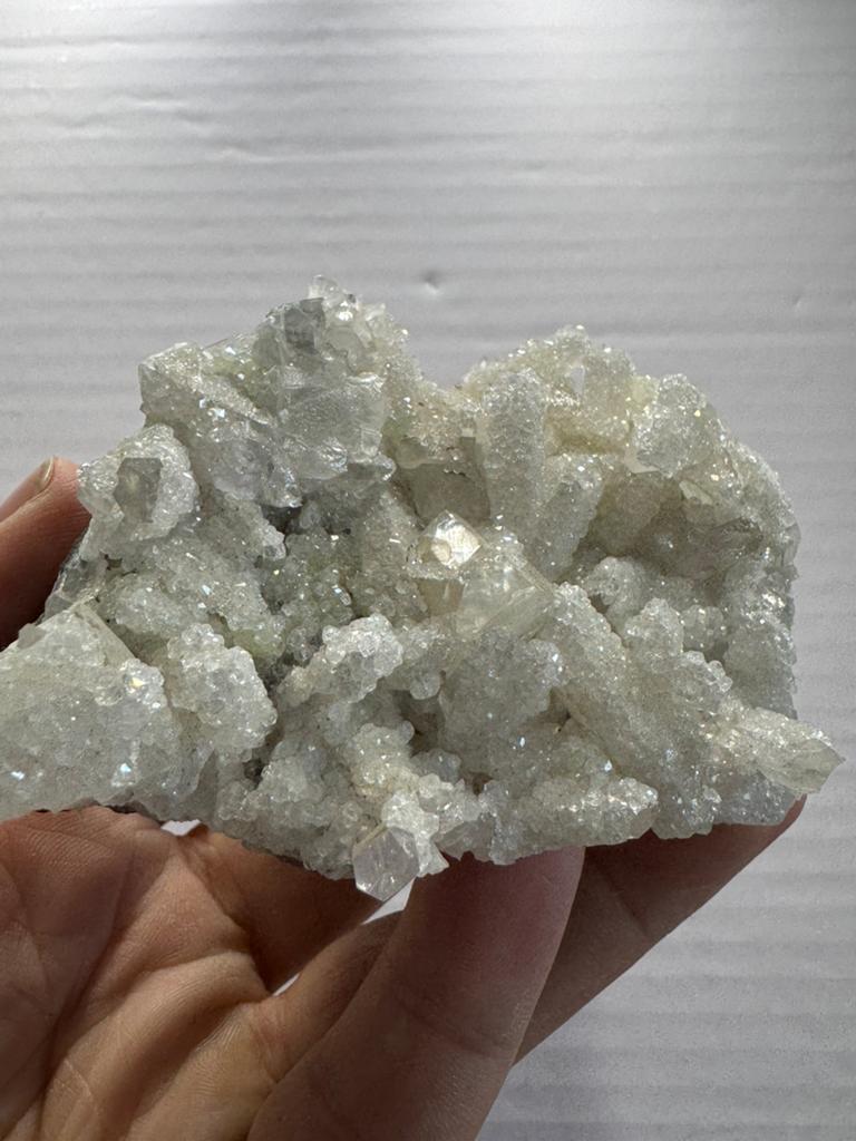 Bergkristal cluster, calciet & analciem - Goboboseb, Namibië, Ophalen of Verzenden, Mineraal