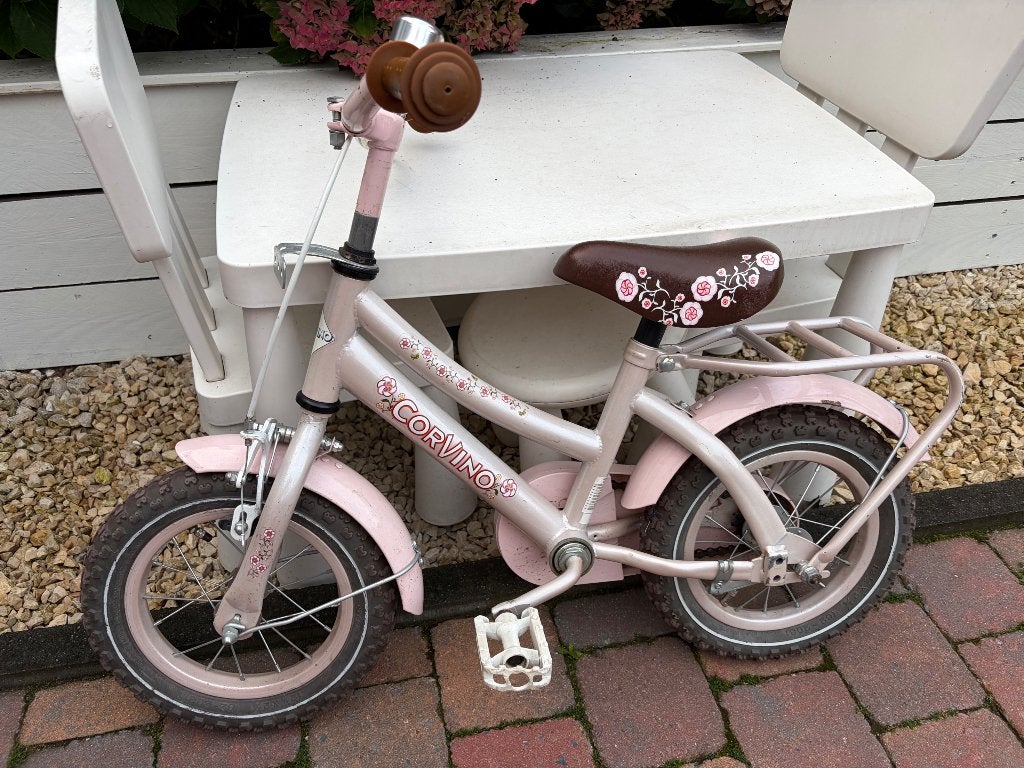 Corvino fiets maat 12inch, Ophalen, Terugtraprem, Zijwieltjes, Gebruikt