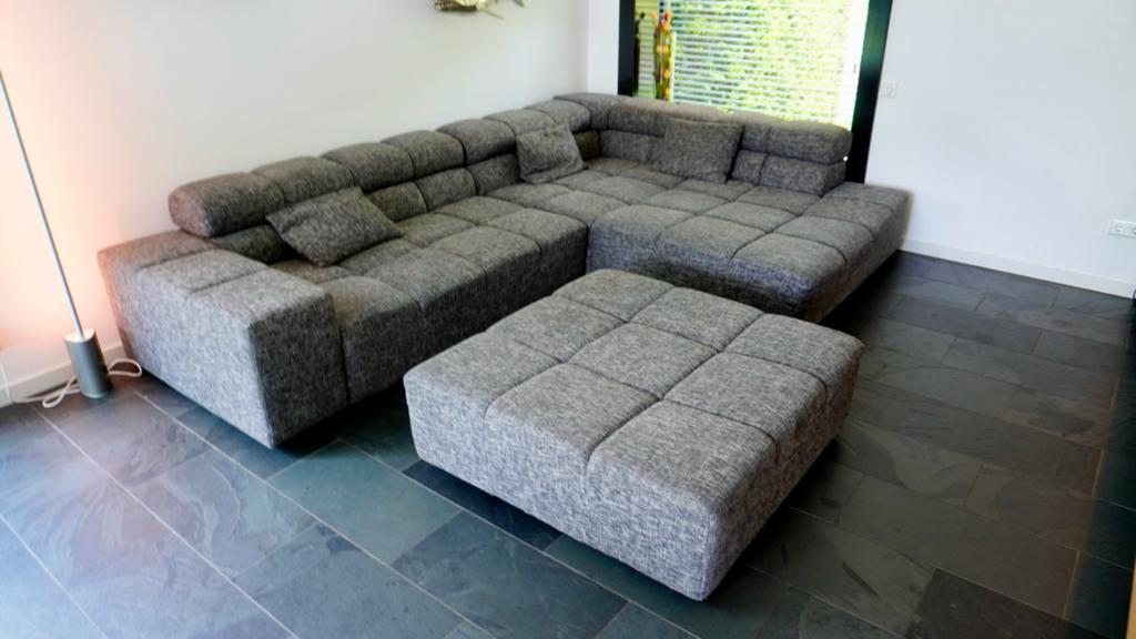 Moderne Grijze Hoekbank met Hocker - Comfortabel en Stijlvol, Huis en Inrichting, Ophalen of Verzenden, Zo goed als nieuw, Stof