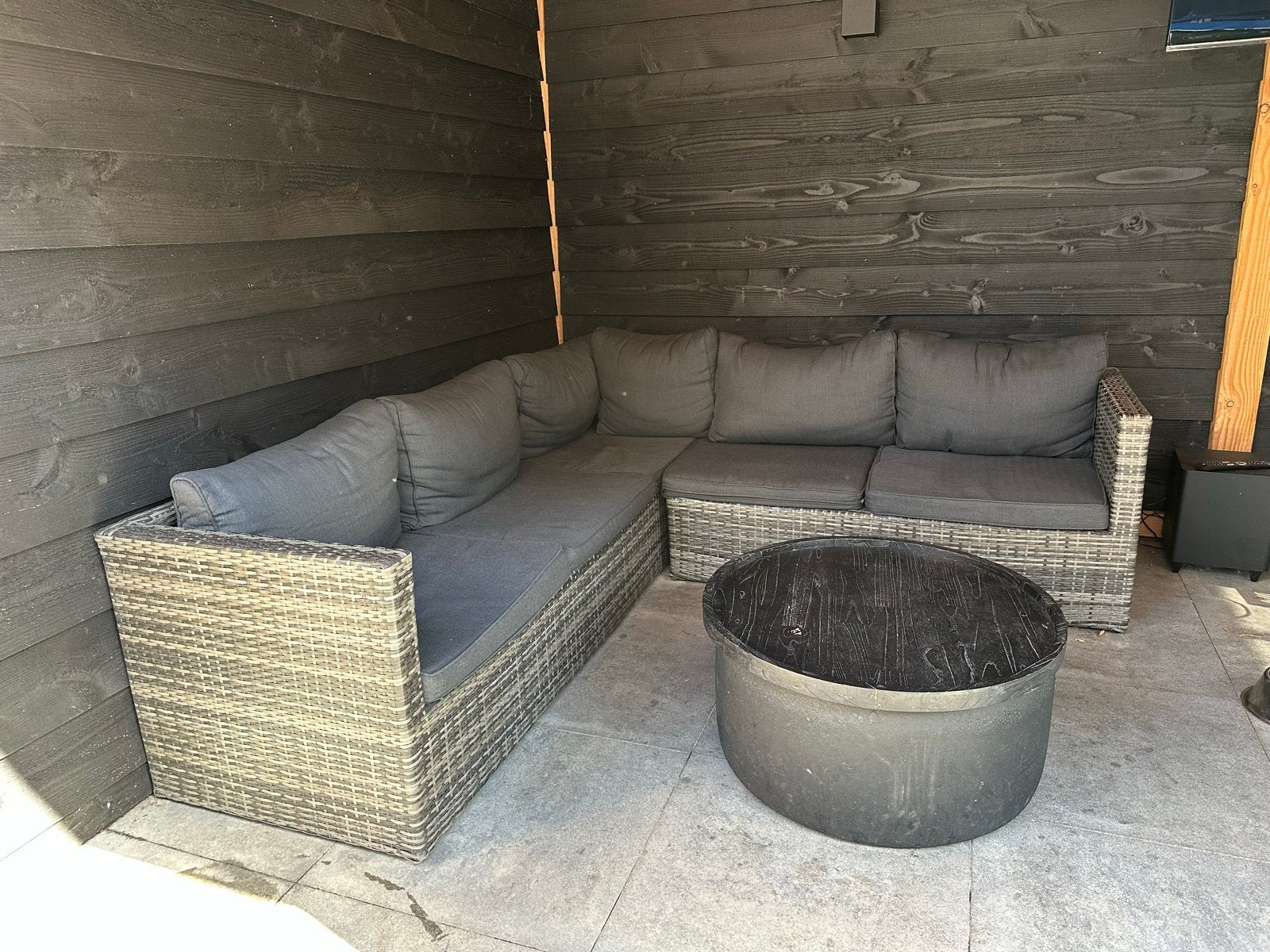 Grijze Wicker Loungeset met Kussens en Bijzettafel, Tuin en Terras, Ophalen, 5 zitplaatsen, Gebruikt, Loungeset