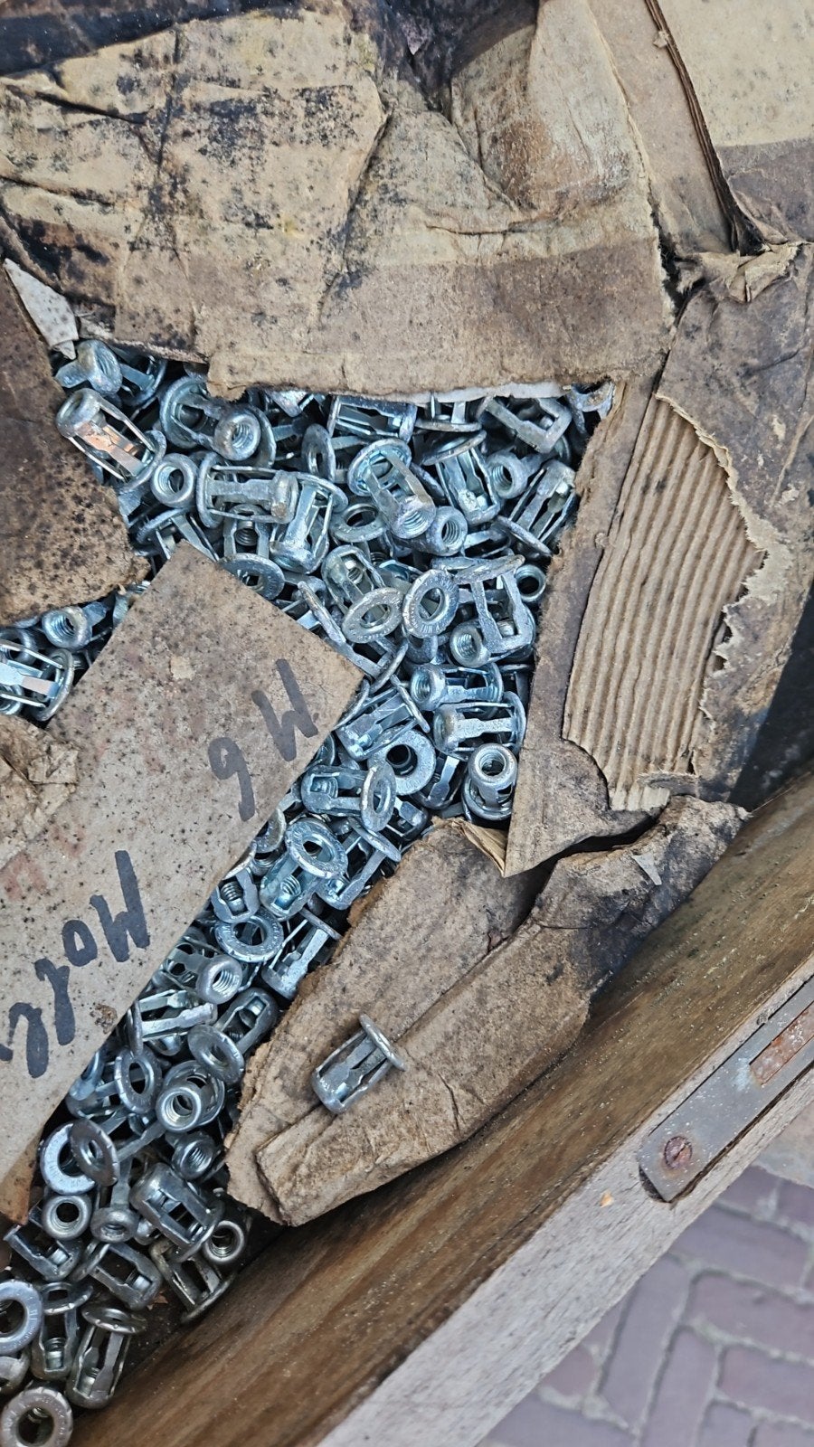 Bak vol bevestigingsmatriaal, Ophalen of Verzenden