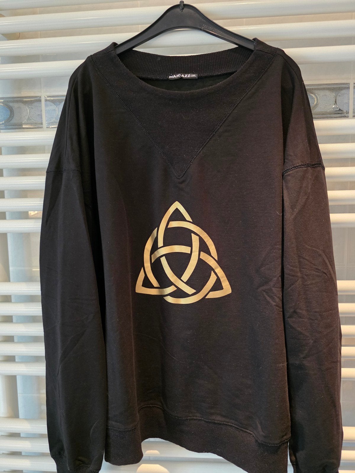 Zwarte trui met gouden Keltische knoop (Maicazz), Kleding | Dames, Truien en Vesten, Ophalen of Verzenden