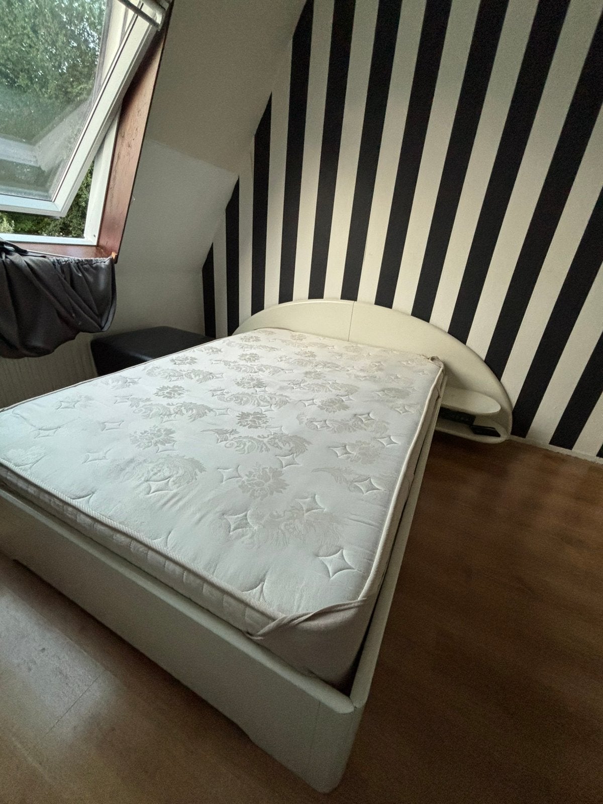 2-persoonsbed met matras (140x200), Huis en Inrichting, Slaapkamer | Bedden, Ophalen, Wit, Tweepersoons, 140 cm