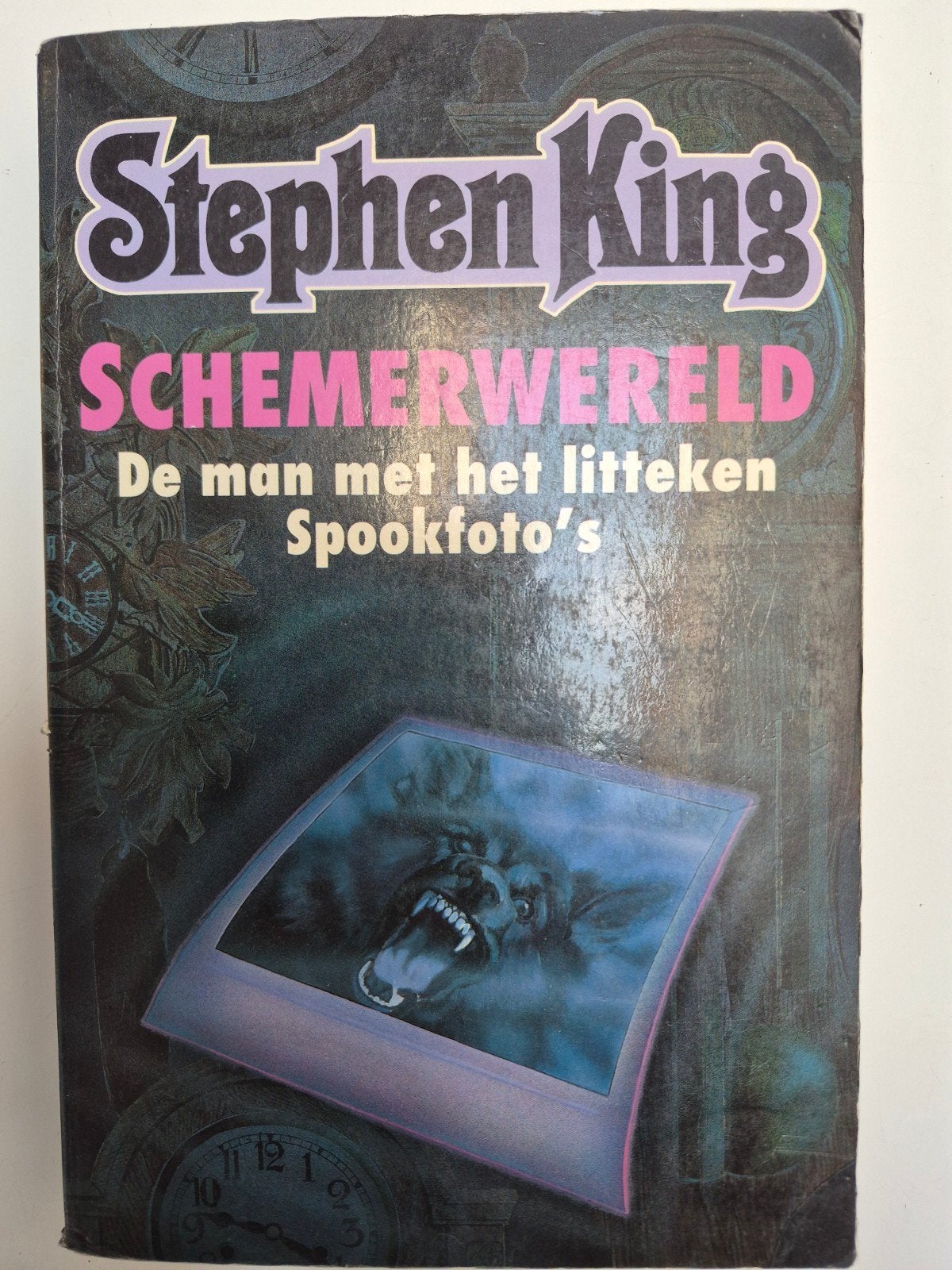 Stephen King - Schemerwereld: De man met het litteken, Ophalen of Verzenden, Gelezen, Stephen King, Nederland