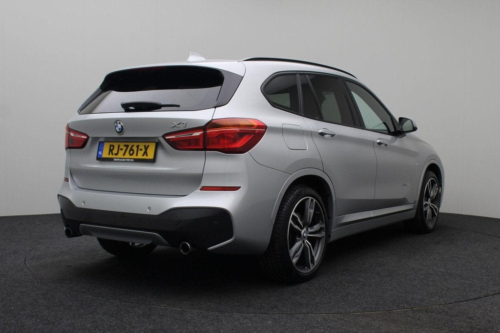 BMW X1 xDrive20i High Executive M-pakket 2017 | Dealer Onder, Auto's, BMW, 1998 cc, Gebruikt, 2000 kg, Leder en Stof