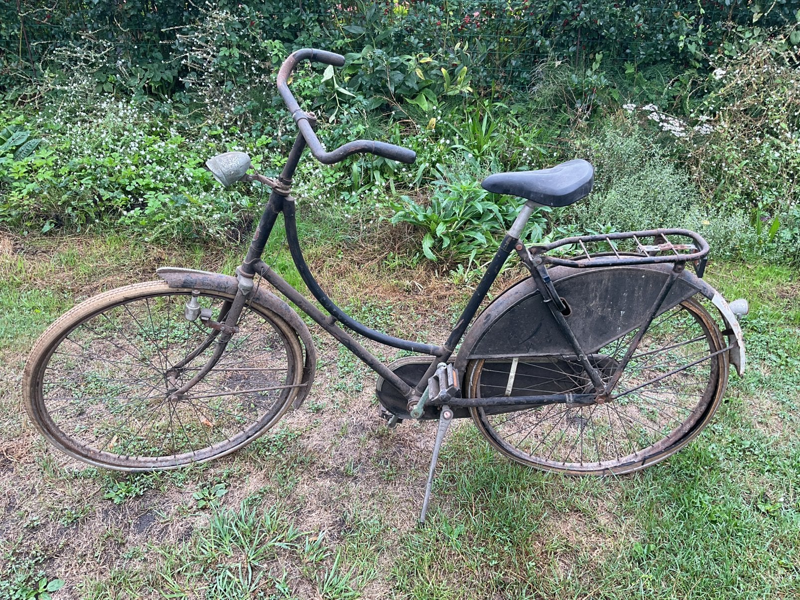 Antieke fiets, is nog rijdend te maken. Vintage, Ophalen, Terugtraprem