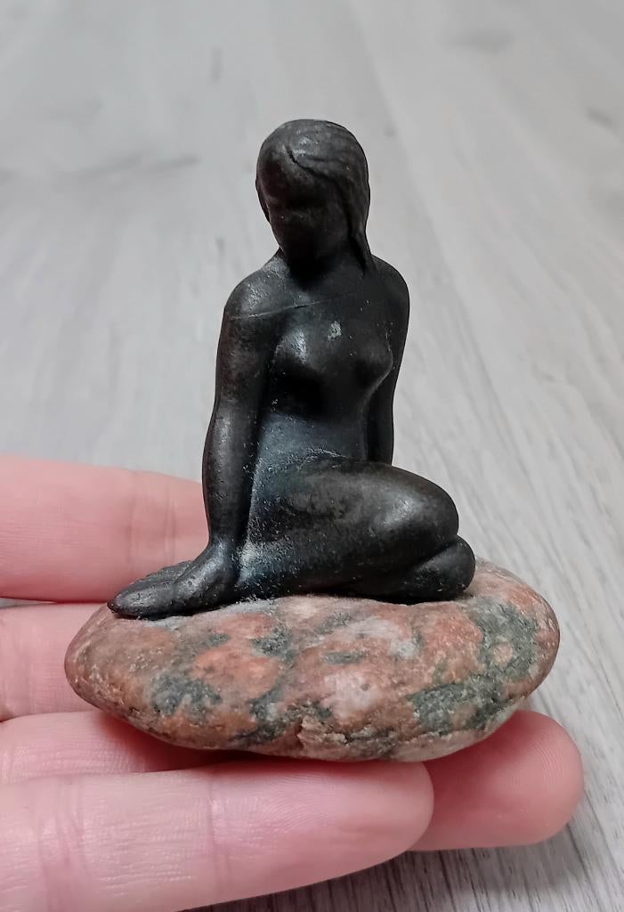 kleine zeemeermin op steen, Ophalen of Verzenden