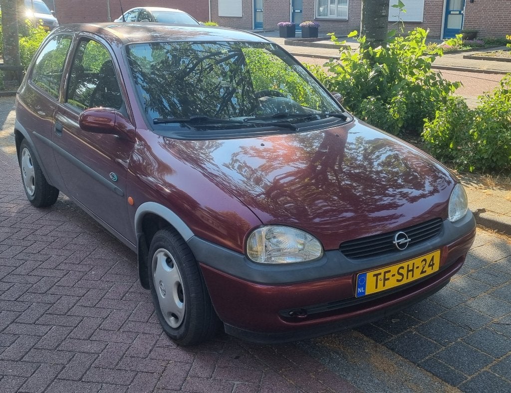 Opel Corsa 1.4 I 3D AUT 1998 Rood, 450 kg, 40 €/maand, 4 cilinders, 1389 cc