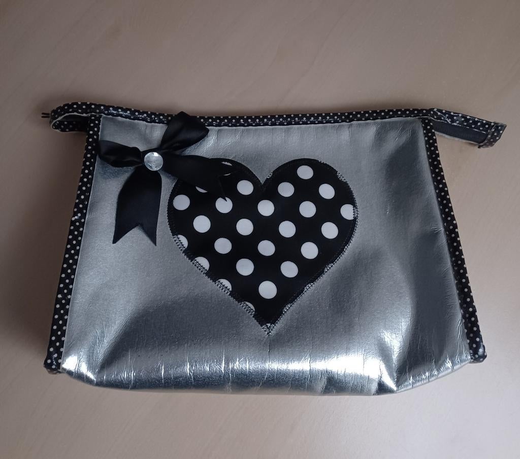 Toilettas kind zilver/zwart met hart en strik, Sieraden, Tassen en Uiterlijk, Toilettassen, Ophalen of Verzenden, Gebruikt, Zwart