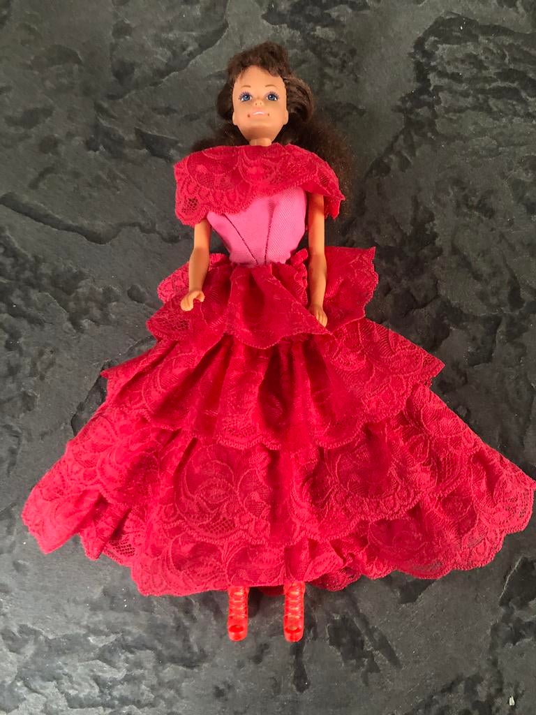 Barbie clone  lucky doll  in spaanse jurk 1987, Ophalen, Zo goed als nieuw, Fashion Doll