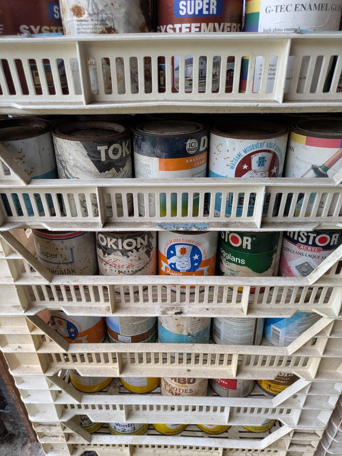 Diverse blikken verf, Ophalen