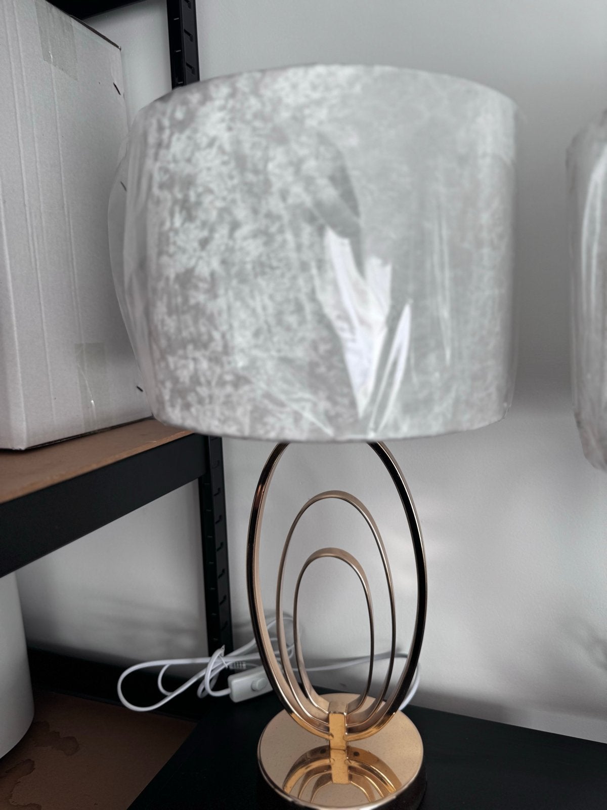 Moderne Tafellamp met Gouden Voet en Witte Kap, Ophalen of Verzenden, Nieuw, Metaal, 50 tot 75 cm