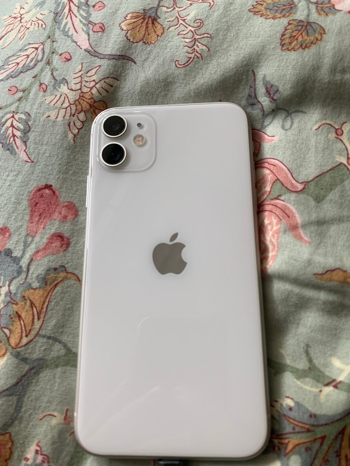 iPhone 11 Wit - Scherm defect, 70% batterijconditie. 64 GB, Telecommunicatie, Gebruikt, Wit, 64 GB, Zonder simlock