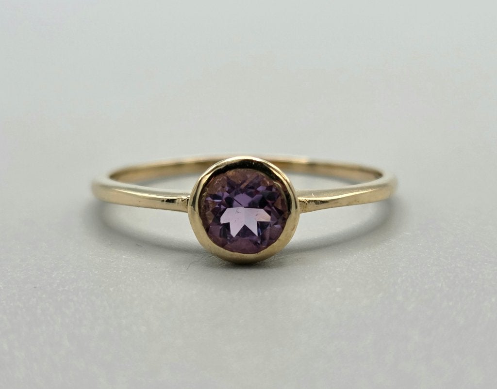 Gouden Vintage solitair ring met edelsteen amethist. Nr: 31, Paars, Ophalen of Verzenden, Zo goed als nieuw, 17 tot 18