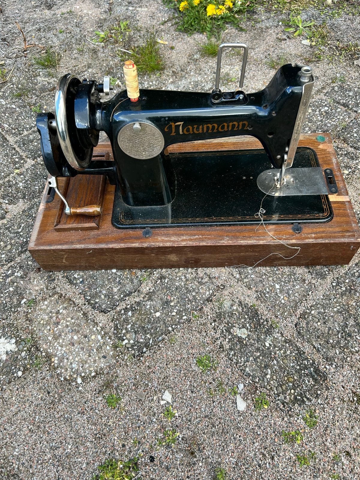 Antieke Naumann naaimachine op houten onderstel, Ophalen