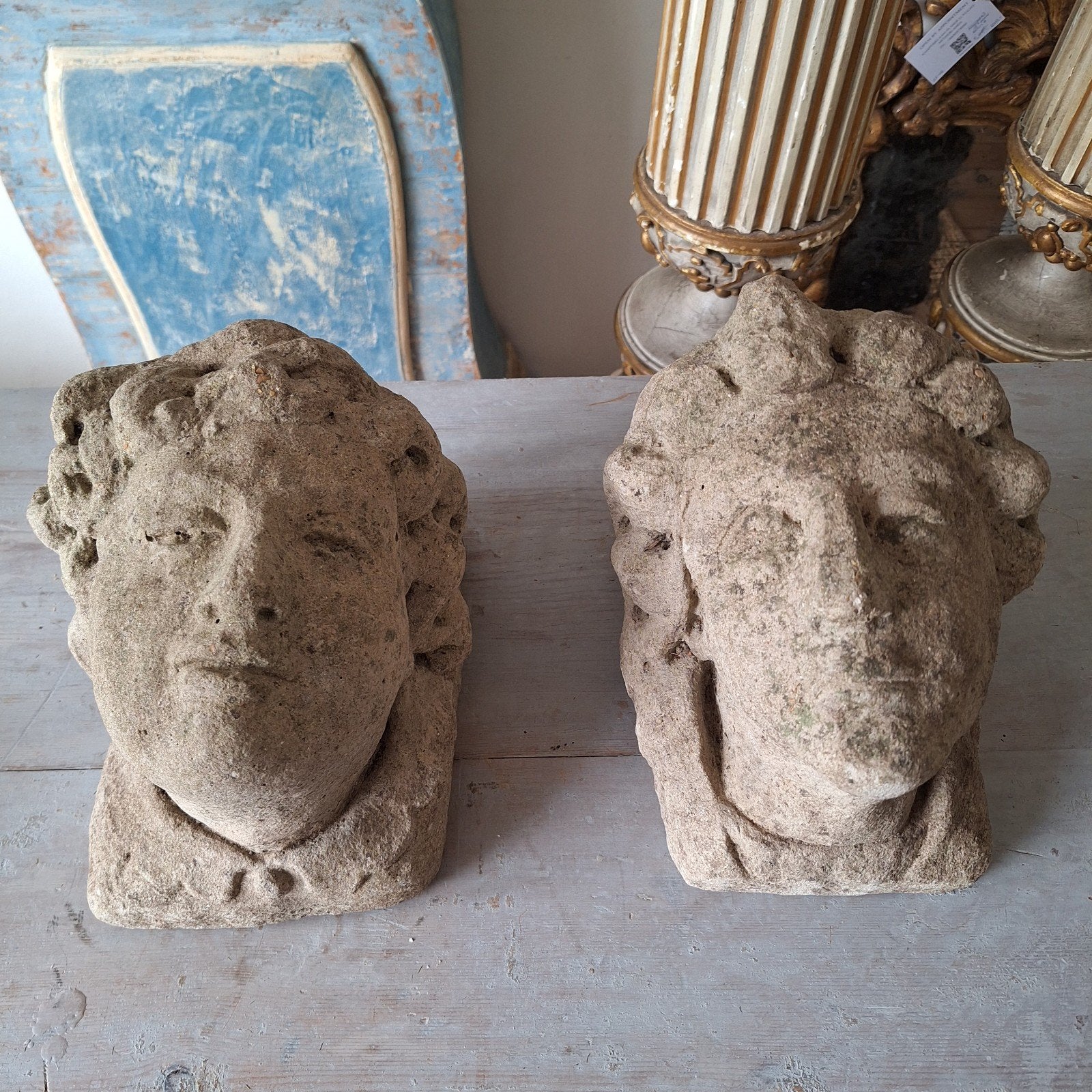 2 antieke decoratieve gevel sculpturen, Ophalen
