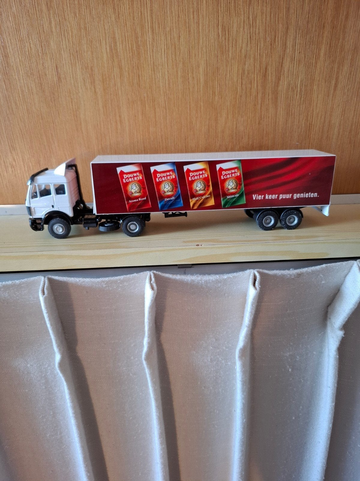 Mercedes truck, Douwe Egberts trailer, Ophalen of Verzenden